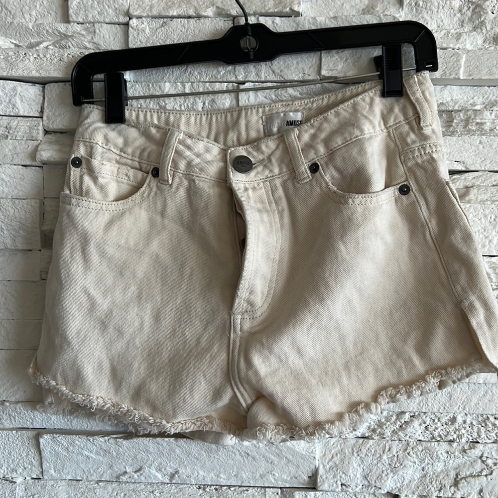 Society amuse cream denim shorts size 27